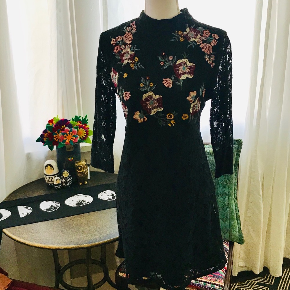 Lace embroidered dress size M excellent condition